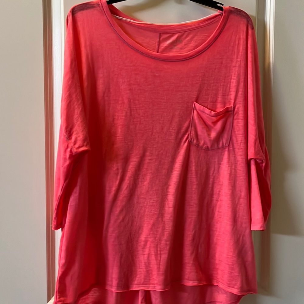 CK Performance shirt. Coral color. Oversized 3/4 sleeve